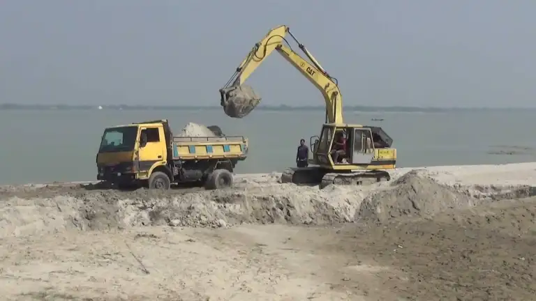 পদ্মা নদীতে অবৈ/ধ বালু উত্তোলন বন্ধে হাইকোর্টে আইনি নোটিশ