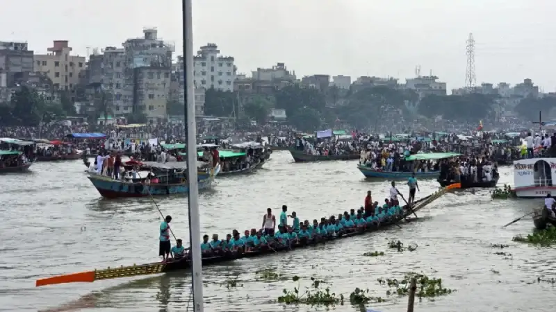 হাজারো মানুষের উচ্ছ্বাসে বুড়িগঙ্গায় ঐতিহ্যবাহী নৌকা বাইচের আয়োজন