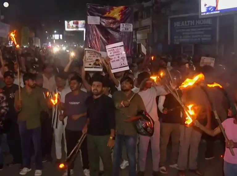 ছাত্র আন্দোলনে আবারও উত্তা/ল ভারত, মশাল মিছিল শিক্ষার্থীদের
