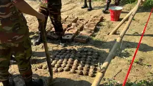 মাটি খুঁড়/তেই মিলল ধাতব বস্তু, পরে উদ্ধার ৯৬টি মাইন