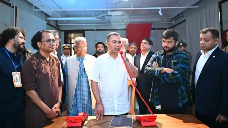 জুলাই স্মৃতি জাদুঘরে লাল টেলিফোনে শেখ হাসিনার কল রেকর্ড শুনলেন প্রধানমন্ত্রী