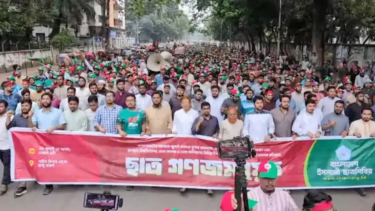 বিভিন্ন শিক্ষাপ্রতিষ্ঠানে হাম/লার অভি/যোগে ঢাবিতে ছাত্রশিবিরের বিক্ষো/ভ ও গণজমায়েত