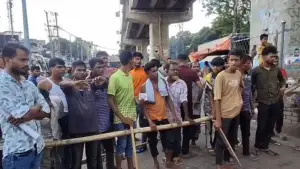 চট্টগ্রামে পরিবহনশ্রমিকদের সঙ্গে পুলিশের সংঘ’র্ষ, সড়ক অবরো’ধ