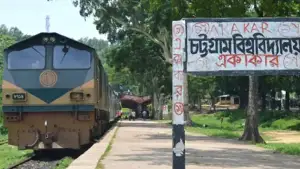 বৃষ্টিতে রেললাইন পানির নিচে, ষোলশহরে থেমে গেল চবির শাটল