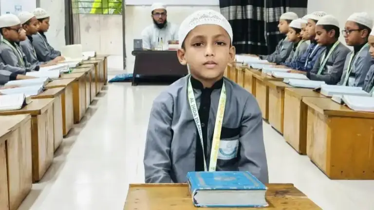 মাত্র ৮ বছর বয়সে কুরআনের হাফেজ আব্দুর রহমান