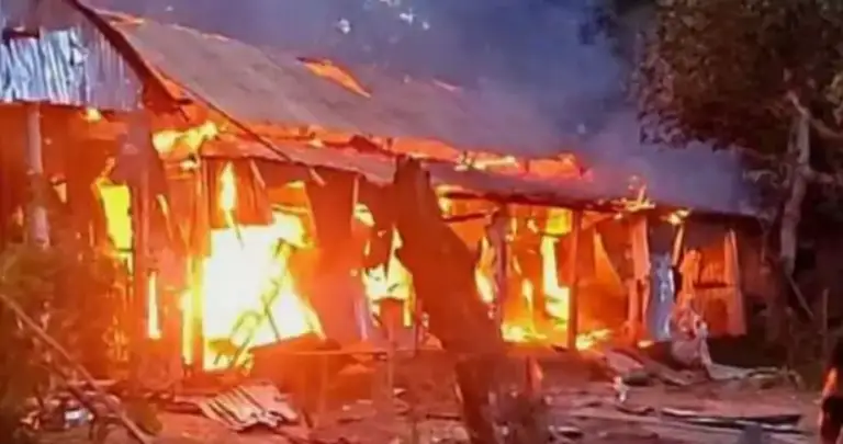 নবম শ্রেণির শিক্ষার্থীকে জিম্মি করে মাকে ধর্ষণের অভিযোগ, আসামিদের বাড়িতে আগুন