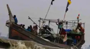 উত্তাল সাগরে মাছ ধরার ট্রলার উল্টে নিখোঁজ দুই জেলে, বেঁচে ফিরলেন ১১ জেলে