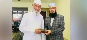 জাকির নায়েকের কাছ থেকে ‘কিসওয়াতুল কাবা’ আতর উপহার পেলেন আজহারী