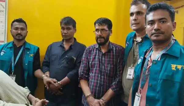 দুই লাখ টাকা ঘুষ নেওয়ার সময় সাব-রেজিস্ট্রারসহ ৩ জন আটক