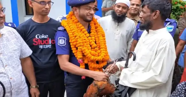 ওসিকে বিদায় দিতে কেউ আনলেন লাউ, কেউ হাঁস-মুরগি; কাঁদলেন স্থানীয়রা