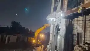 দিল্লিতে গভীর রাতে বুলডোজার দিয়ে গুঁড়িয়ে দেয়া হলো মসজিদ-বাড়ি