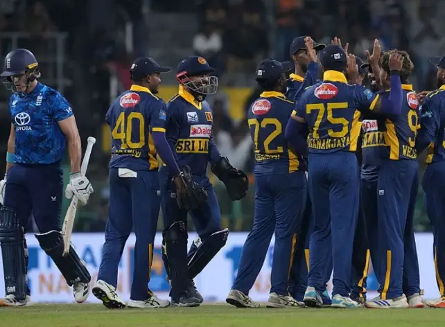 রোমাঞ্চকর লড়াইয়ে ইংল্যান্ডকে হারাল শ্রীলঙ্কা