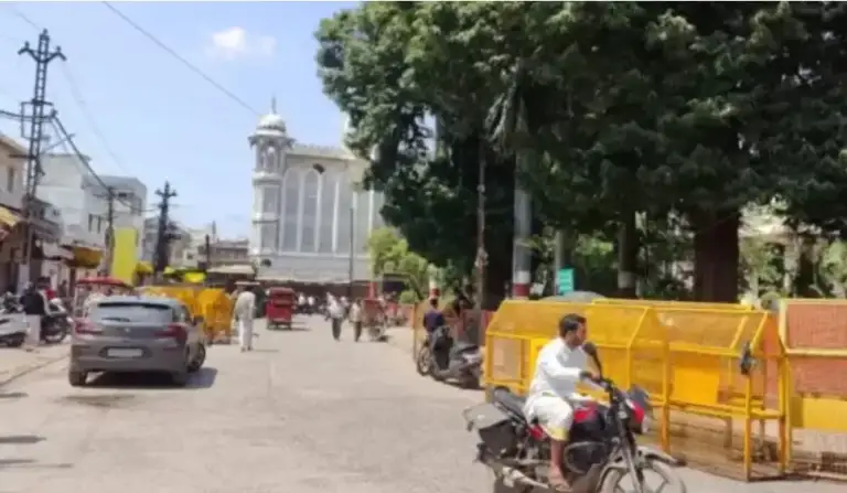 মসজিদ ভাঙতে বুলডোজার, রাতেও পাহারায় শত শত মুসল্লি