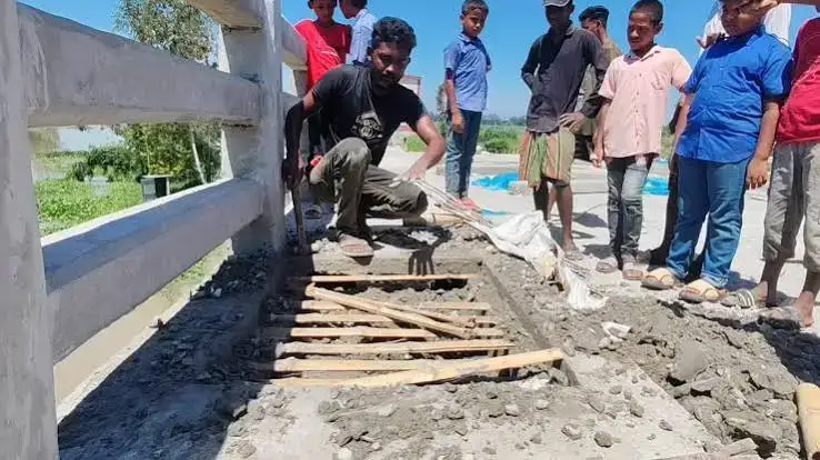 সেতুর ফুটপাতে রডের বদলে বাঁশ, বাসাইলের উপজেলা প্রকৌশলী স্ট্যান্ড রিলিজ