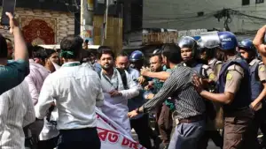 মতিঝিলে ইসলামী ব্যাংকের সামনে দুই পক্ষের সংঘ’র্ষ, গ্রাহক ফোরামের নেতা আহ’ত