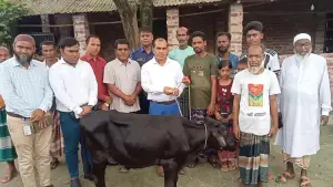 প্রতিমন্ত্রীর গাড়ির ধা’ক্কায় নিহ’ত ফিরোজার পরিবারকে গাভী দিল উপজেলা প্রশাসন