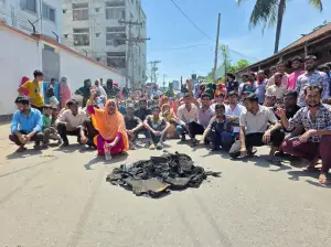 ব’কেয়া বেতনের দাবিতে গাজীপুরে গার্মেন্টস শ্রমিকদের সড়ক অব’রোধ