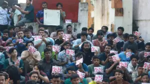চুয়েটে ভিসি পুনর্বহালের দাবিতে ‘৫৬’ লেখা প্ল্যাকার্ড নিয়ে শিক্ষার্থীদের বিক্ষো’ভ