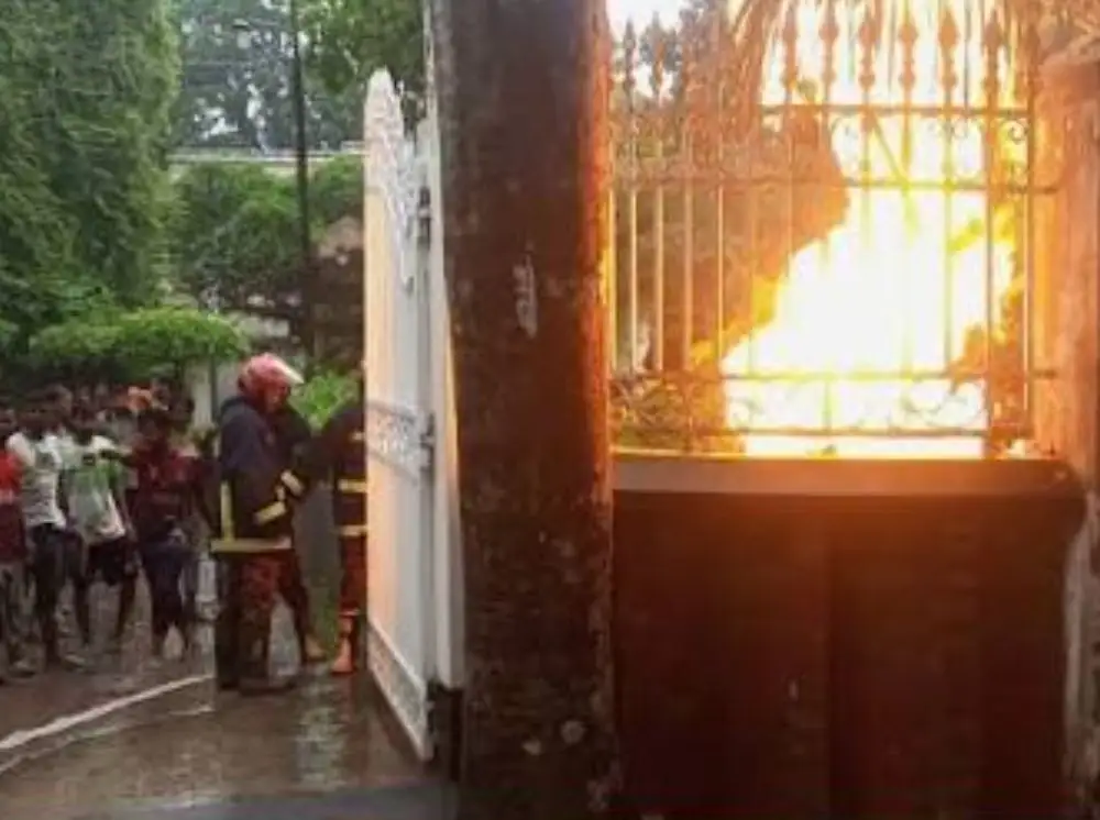 ব’জ্রপাত থেকে বিদ্যুৎ ও জ্বালানিমন্ত্রীর বাড়িতে আ’গুন