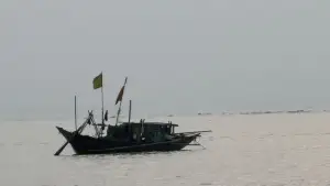 পদ্মায় ইলিশের আকাল, মাছ ধরা ছেড়ে বিকল্প পেশায় মানিকগঞ্জের জেলেরা