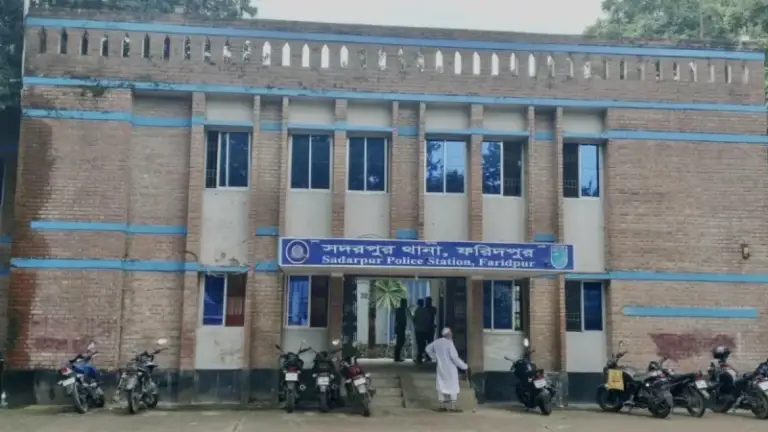 ভ্যানের চাকায় ওড়না পেঁ’চিয়ে প্রা’ণ গেল ১৩ বছরের কিশোরীর