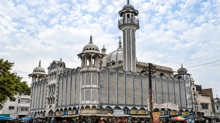 ভারতে ঐতিহাসিক শাহী মসজিদের অংশ ভা’ঙার উদ্যোগ, পুলিশের সঙ্গে মুসল্লিদের সংঘ’র্ষ