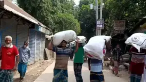 সার বিতরণে দেরি, ডিলারের গুদাম ভে’ঙে বস্তা নিয়ে গেলেন কৃষকেরা