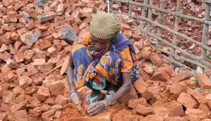 ইট ভাঙলেও জোড়া লাগেনি তাঁদের ভাগ্য