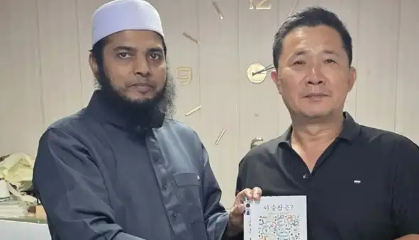 বাংলাদেশি ইমামের হাতে কালেমা পড়ে ইসলাম গ্রহণ করলেন কোরিয়ান কিম জিন