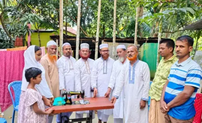 কিশোরগঞ্জে বিএনপি নেতার বিধবা স্ত্রীকে জামায়াতের সেলাই মেশিন উপহার