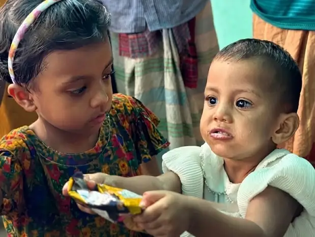 নতুন সংসার পাততেই দুই কন্যাশিশুকে রাস্তায় ফেলে গেলেন মা