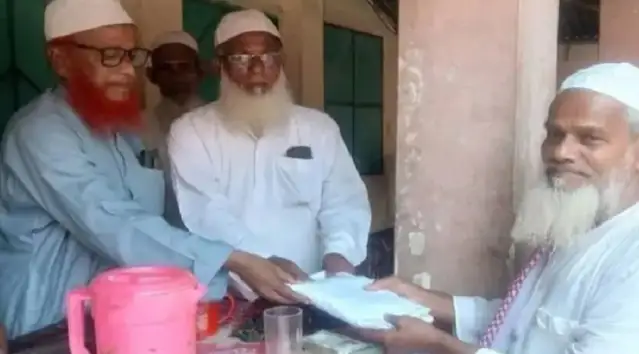 আজান দিয়ে মুসল্লিদের নামাজে ডেকেছেন ৪৫ বছর, বিদায়বেলায় পেলেন ২ লাখ টাকা