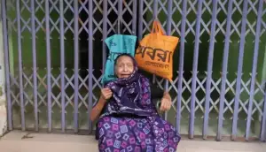ছয় ছেলের কারও ঘরে ঠাঁই পেলেন না ৮৫ বছরের বৃদ্ধা মা, দরজায় বসে কাঁদছেন