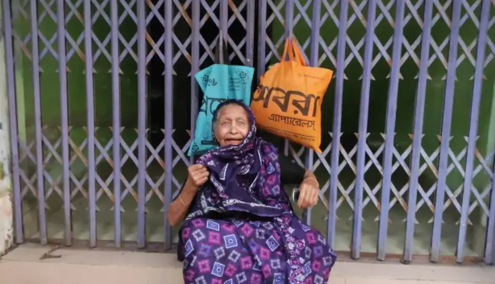 ছয় ছেলের কারও ঘরে ঠাঁই পেলেন না ৮৫ বছরের বৃদ্ধা মা, দরজায় বসে কাঁদছেন