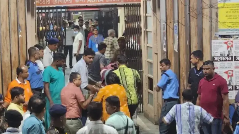 কোলকাতায় দুর্গাপূজার মণ্ডপে উপচে পড়া ভিড়, পদদলিত হয়ে প্রা’ণ গেল ১৭ জনের