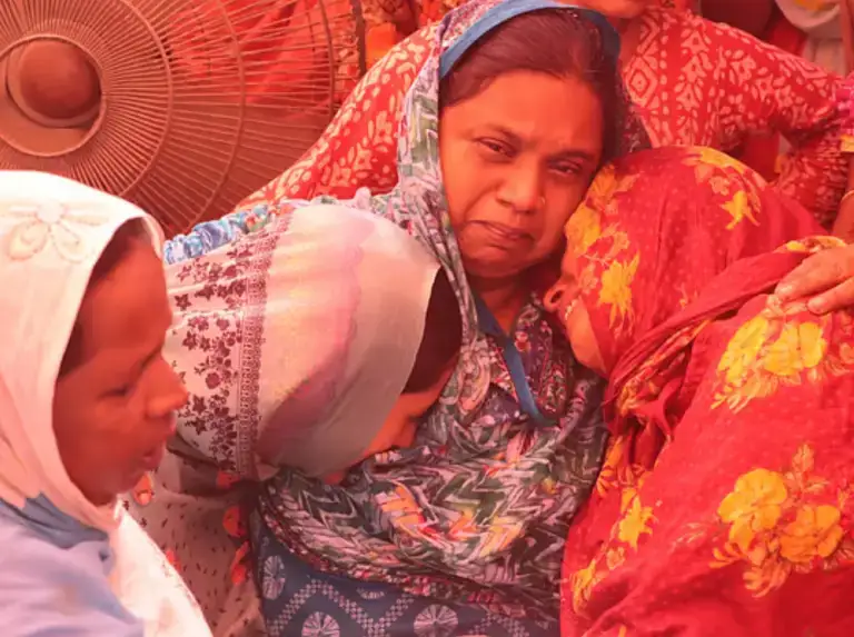 বাস চালাচ্ছিলেন সুপারভাইজার, ঘুমে চালকঃ বাস-ট্রাক সংঘর্ষে ১৪ প্রাণহানি
