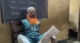 প্রধানমন্ত্রীর নির্দেশে প্রতিবন্ধী শিক্ষক দুখু মিয়ার পাশে জেলা প্রশাসন
