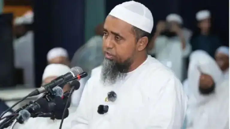 “অমুসলিমদের নিরাপত্তা রাষ্ট্রের দায়িত্ব, তবে পূজায় অংশ নিলে ঈমান হারাবেন!”– জাতীয় মসজিদের খতিব