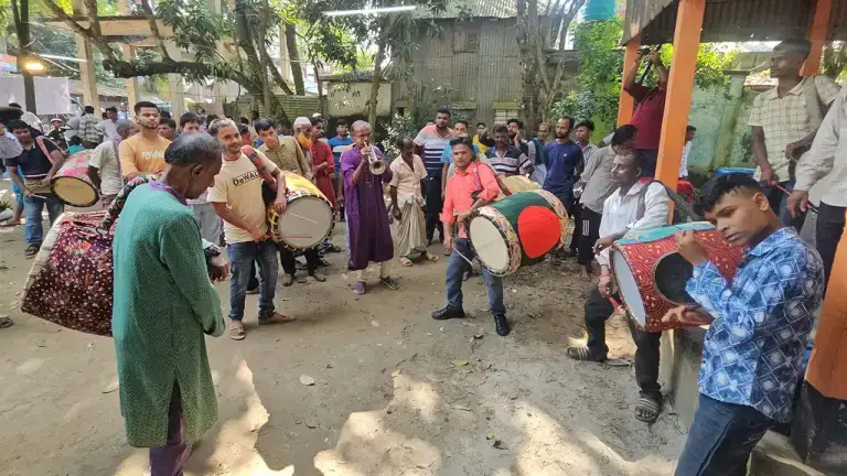 ঢাকের তালে জমজমাট কিশোরগঞ্জের ৫০০ বছরের হাট, একেকটি ঢাকি দলের চুক্তি লাখ টাকারও বেশি