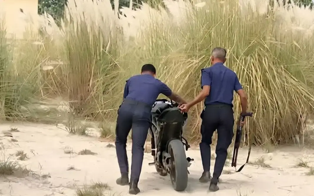 ক্লাস চলাকালে কাশবনে শিক্ষার্থীদের ভিড়, অভিযান পুলিশের