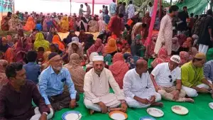 ছিন্নমূল মানুষের সঙ্গে একই সারিতে পরিবেশ প্রতিমন্ত্রী, প্রশংসায় স্থানীয়রা