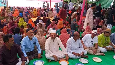 ছিন্নমূল মানুষের সঙ্গে একই সারিতে পরিবেশ প্রতিমন্ত্রী, প্রশংসায় স্থানীয়রা