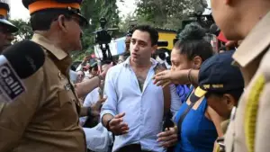 মুম্বাইয়ে প্রতিবাদ কর্মসূচিতে অংশ নিয়ে পুলিশের হাতে আট’ক বলিউড তারকা
