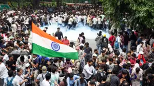 জাতীয় পতাকা হাতে তালাবদ্ধ গেট টপকে যন্তর মন্তরে ঢুকে পড়লো সিজেপি
