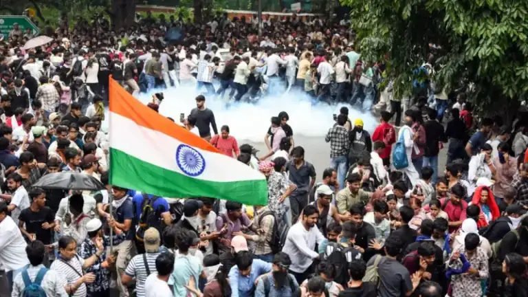 জাতীয় পতাকা হাতে তালাবদ্ধ গেট টপকে যন্তর মন্তরে ঢুকে পড়লো সিজেপি