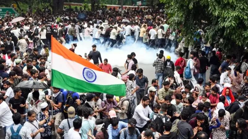 জাতীয় পতাকা হাতে তালাবদ্ধ গেট টপকে যন্তর মন্তরে ঢুকে পড়লো সিজেপি