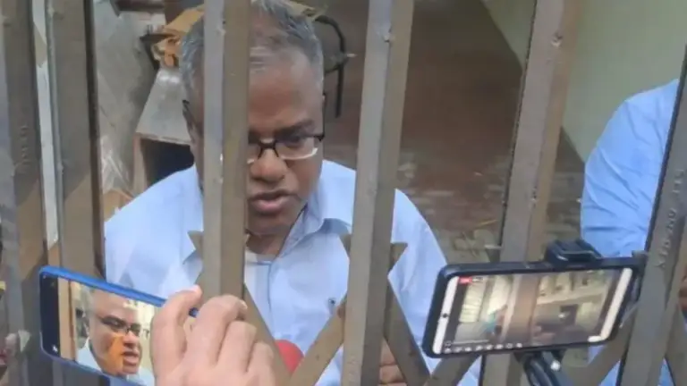 চুয়েটে ২১ ঘণ্টা ধরে অবরুদ্ধ উপাচার্য, বের হতে পারেননি