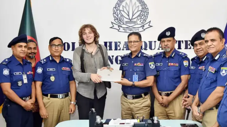 চু’রি হওয়া ল্যাপটপ ফিরে পেলেন জার্মান পর্যটক ক্রিল ল্যান্ডার