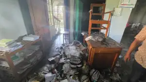 গ্রামীণ ব্যাংকের শাখায় দু’র্বৃত্তদের আগু’ন, ঘটনাস্থলে খালি বোতল উদ্ধার