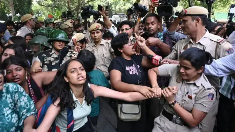 ভোটার তালিকা নিয়ে বিক্ষো’ভে উত্তা’ল দিল্লি, ইন্টারনেট বন্ধ; আট’ক ৭০০-এর বেশি